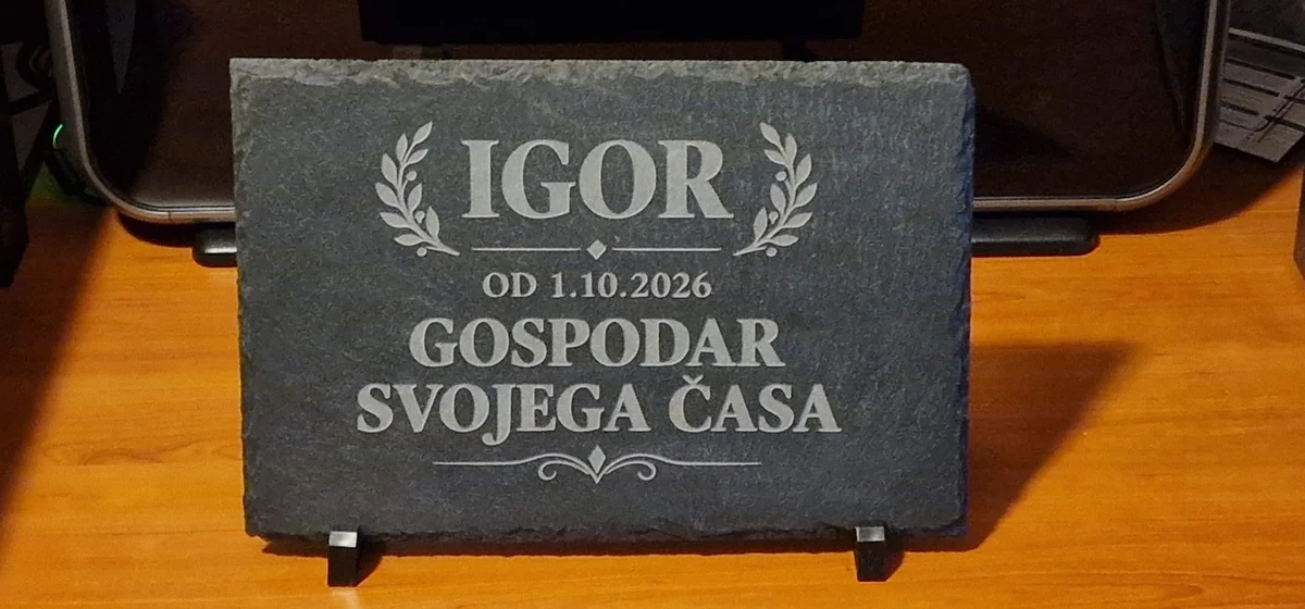 Gravirana plošča iz skrilavca za Igorja z napisom Gospodar svojega časa
