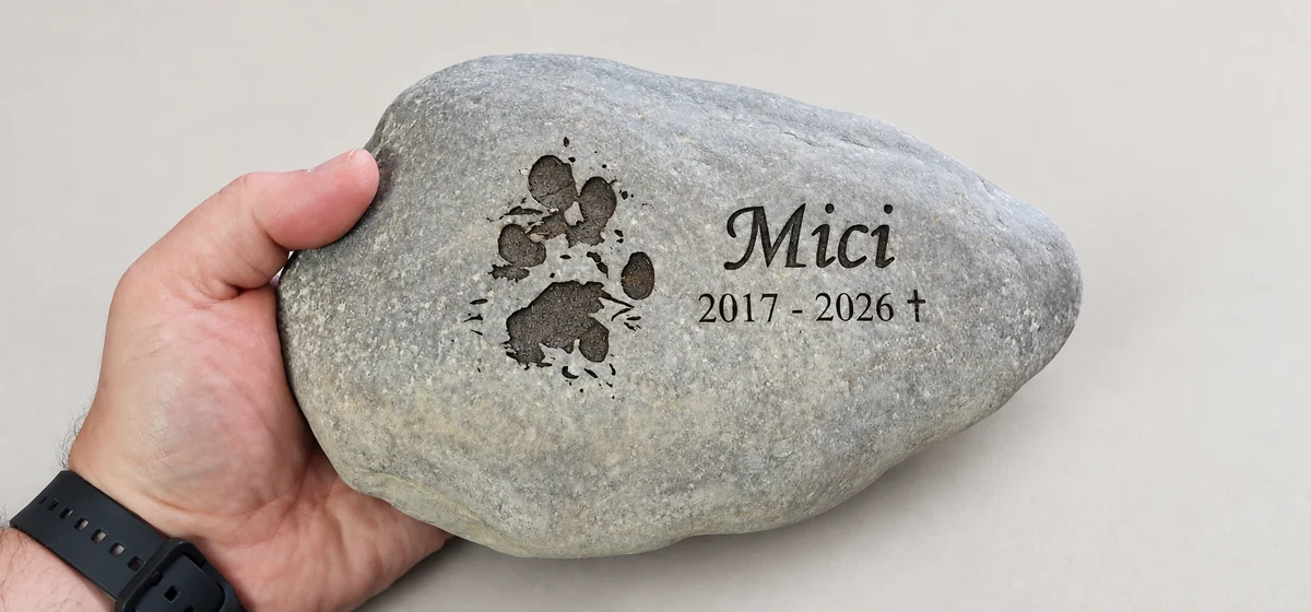 Spominski kamen Mici v roki prikazuje obliko in razmerje velikosti